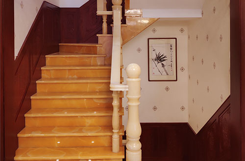 青白江中式别墅室内汉白玉石楼梯的定制安装装饰效果